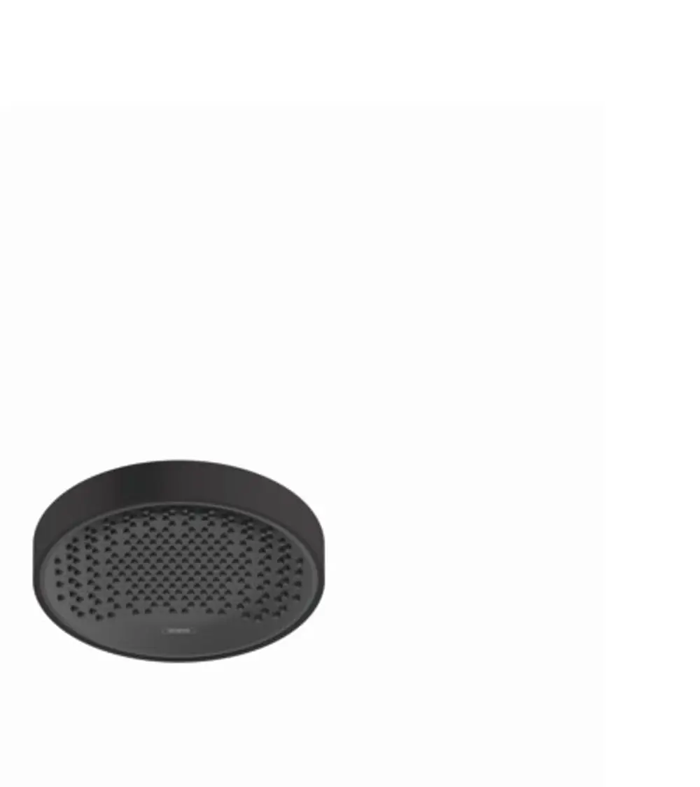 Schwarze Kopfbrause von Hansgrohe mit runder Form und perforierter Oberfläche zur Wasserverteilung, montiert an einer Wand in einem hellen Raum.